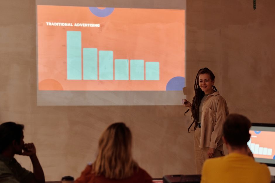 Team im Gespräch bei der Planung von Marketingprojekten